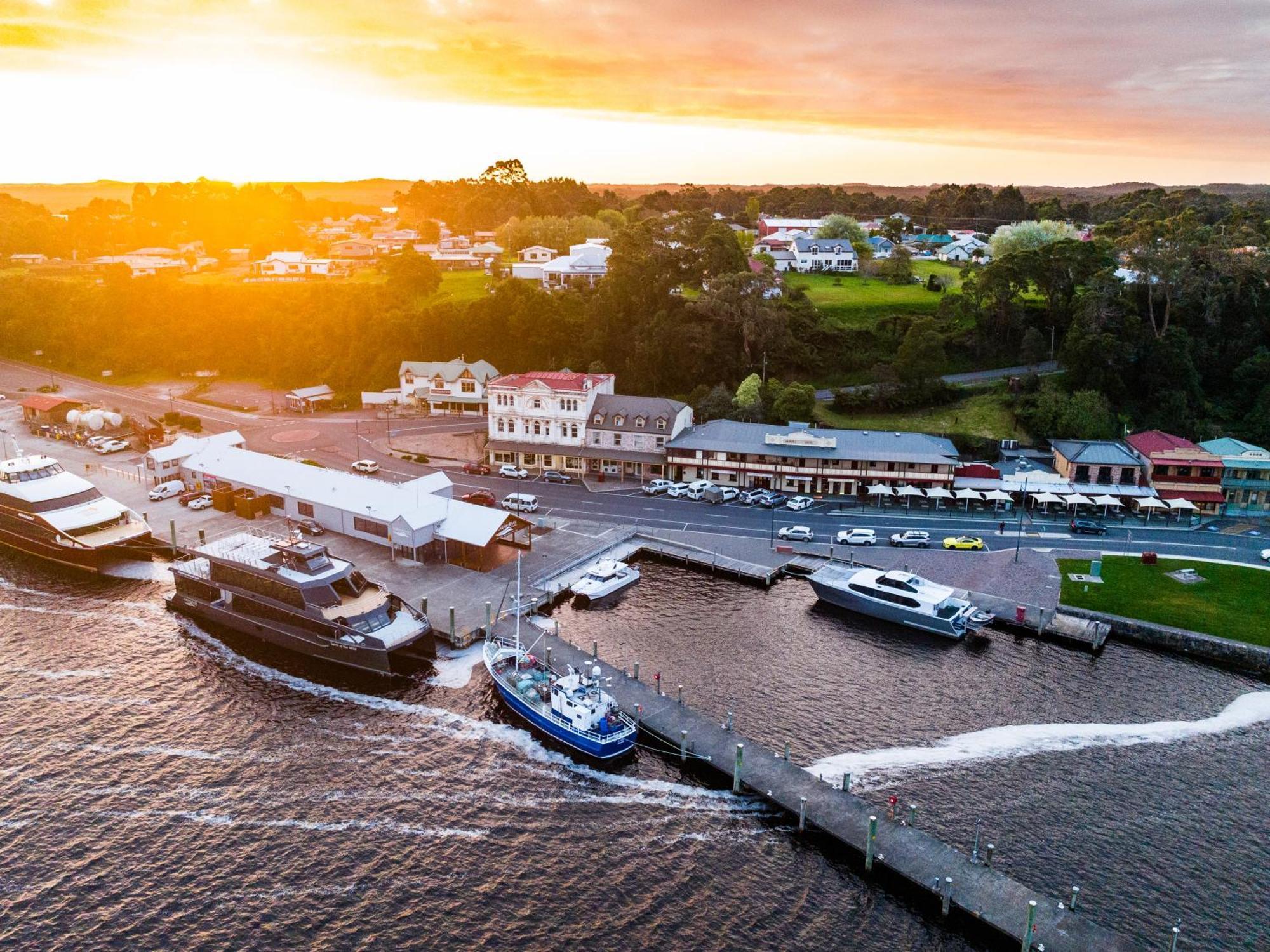 Strahan Village Eksteriør billede
